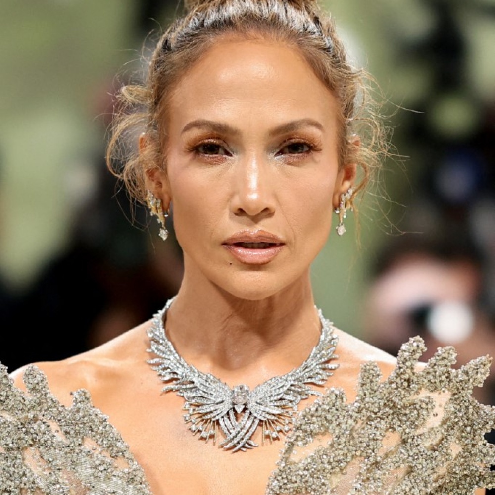 المكياج الغلوسي بدرجاته المتعددة يبرز في إطلالات الصيف.. طبّقيه بطرق متنوعة 