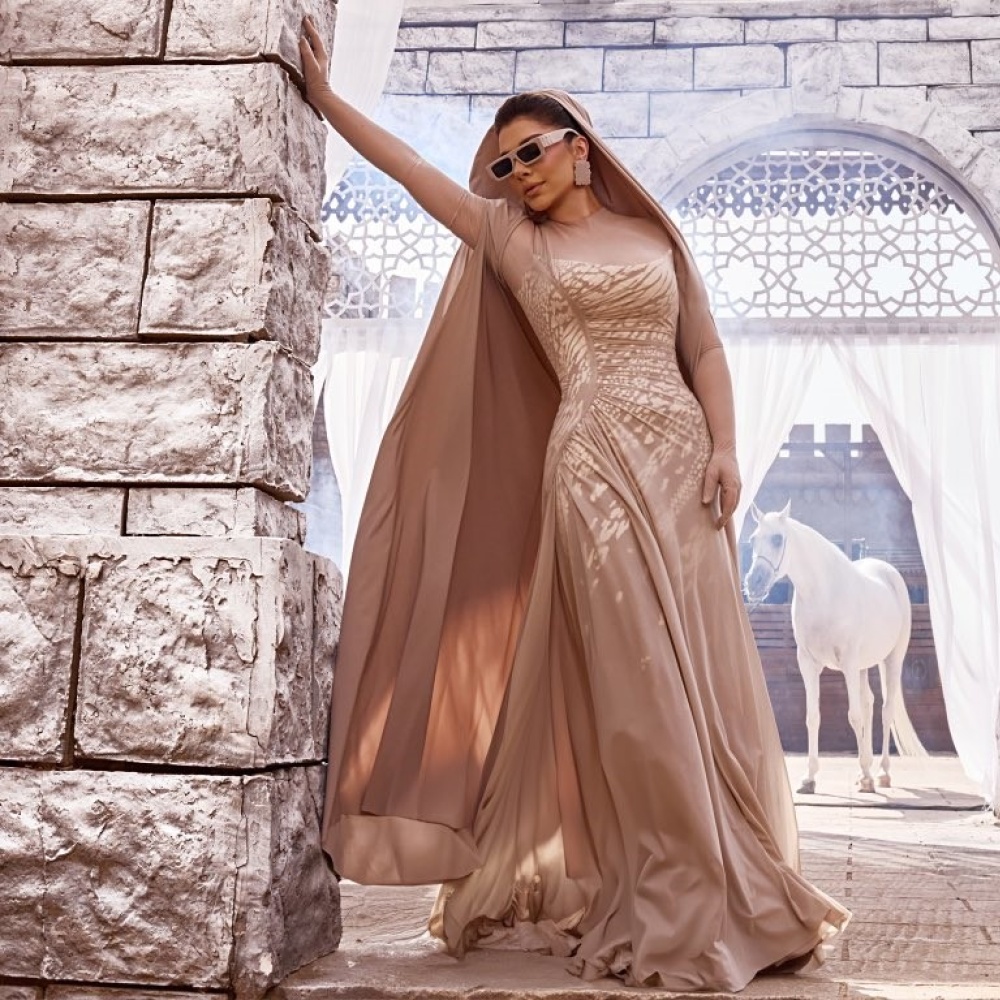 تشابهت النجمتان أصالة ونجوى كرم في إطلالاتهما بأحدث فيديو كليب لهما