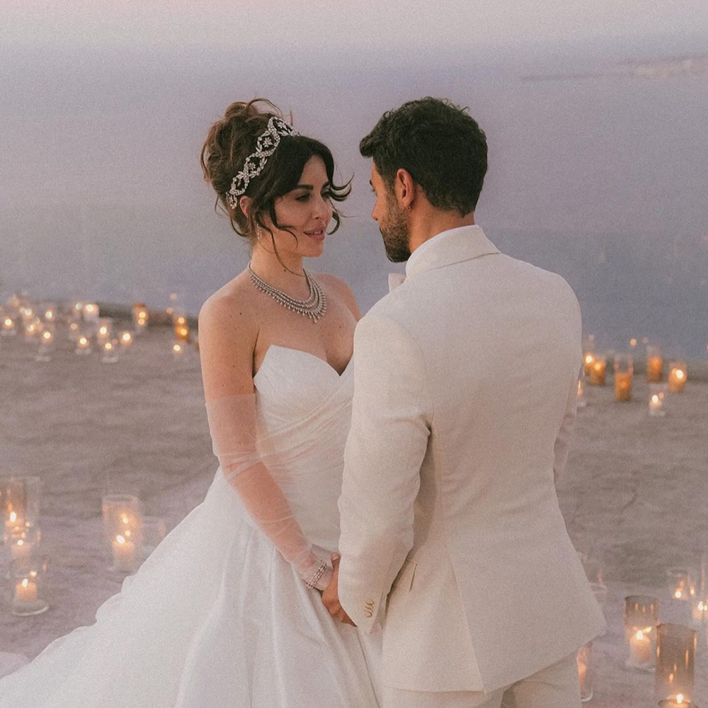 سارة أبي كنعان تتألق في حفل زفافها بإطلالة حالمة وتصاميم مجوهرات تجمع بين البساطة والفخامة