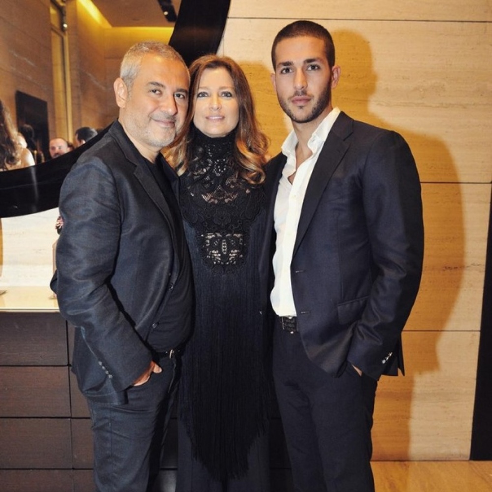 سيليو صعب إلى جانب والدته كلودين والمصمم إيلي صعب