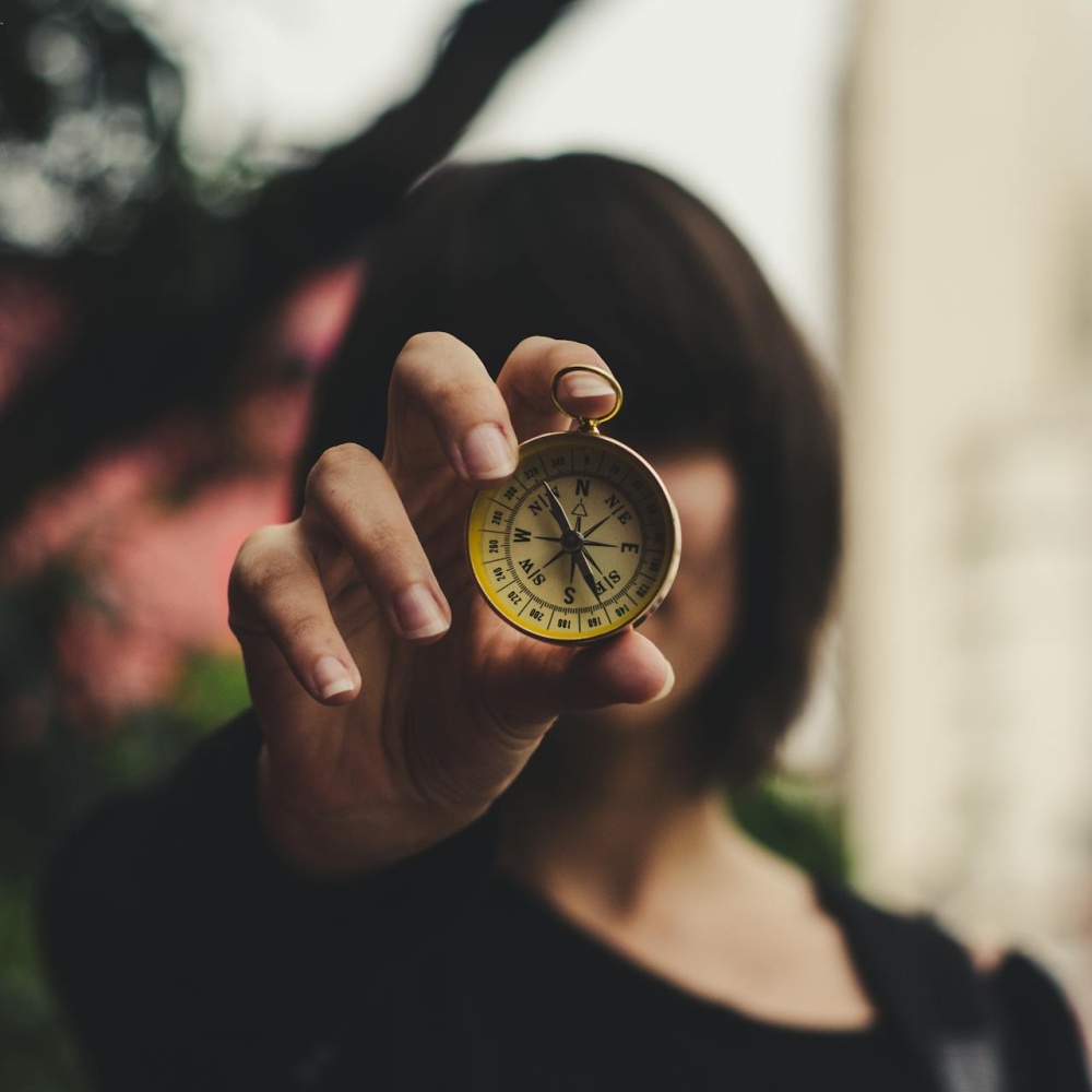 شخصيتك قوية ومستقرة مع بوصلة مسارك الجديد المبنية على قوانين وأساليب لن تستغني عنها مدى الحياة