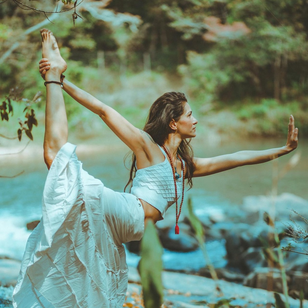 لا تترددي في ممارسة حركات اليوغا البسيطة كأسلوب حياة لتجدد نشاطك وتُحسّن صحتك وحالتكِ المزاجية بعد عناء السفر