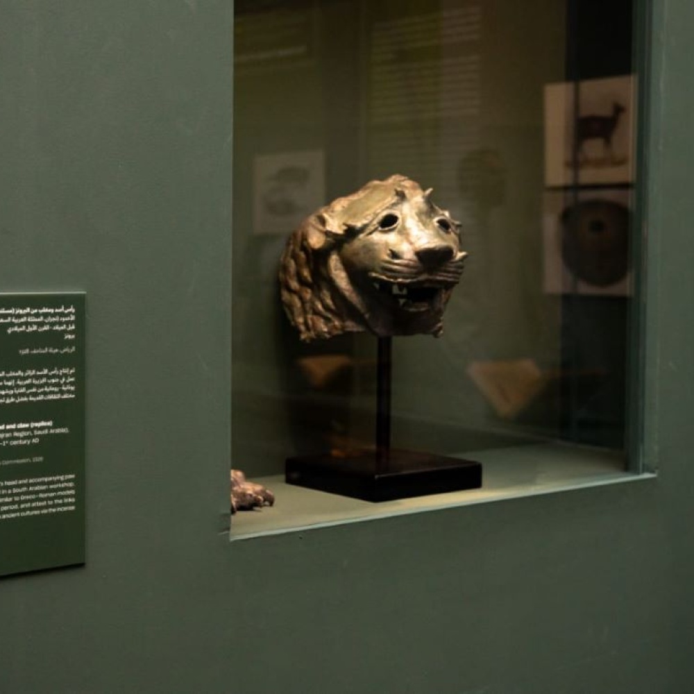 من القطع الأثرية في معرض عطور الشرق 