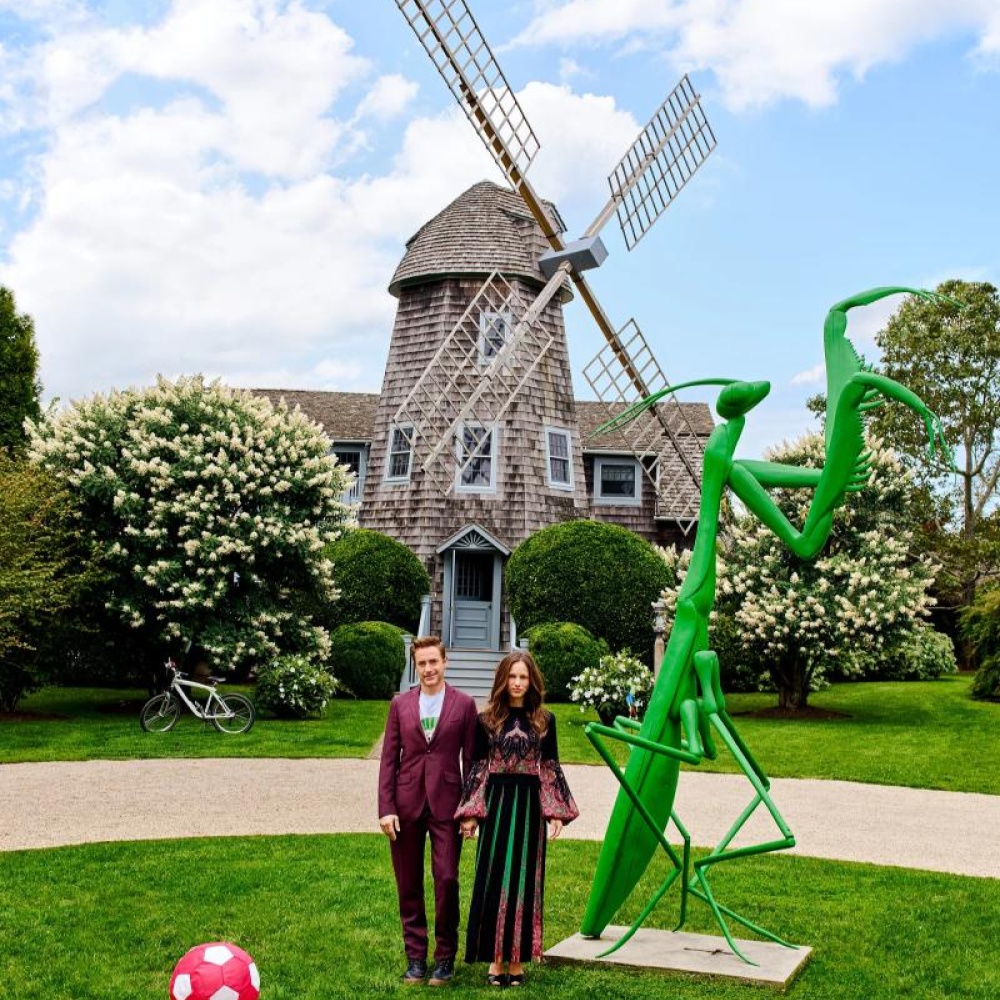 روبرت داوني جونيور وزوجته المنتجة سوزان داوني بجانب طاحونة الهواء الضخمة التي تعود إلى القرن التاسع عشر