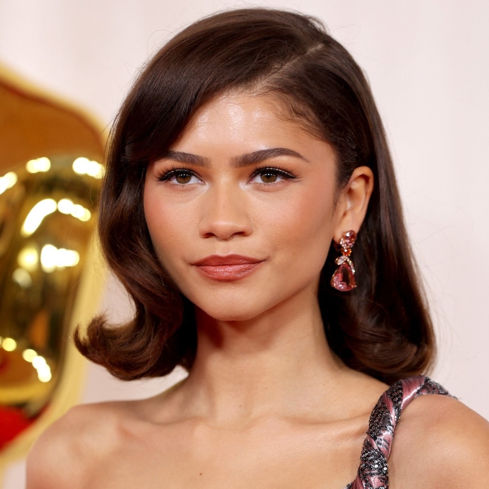 المكياج البرونزي مع الخطوط السوداء بأسلوب Zendaya