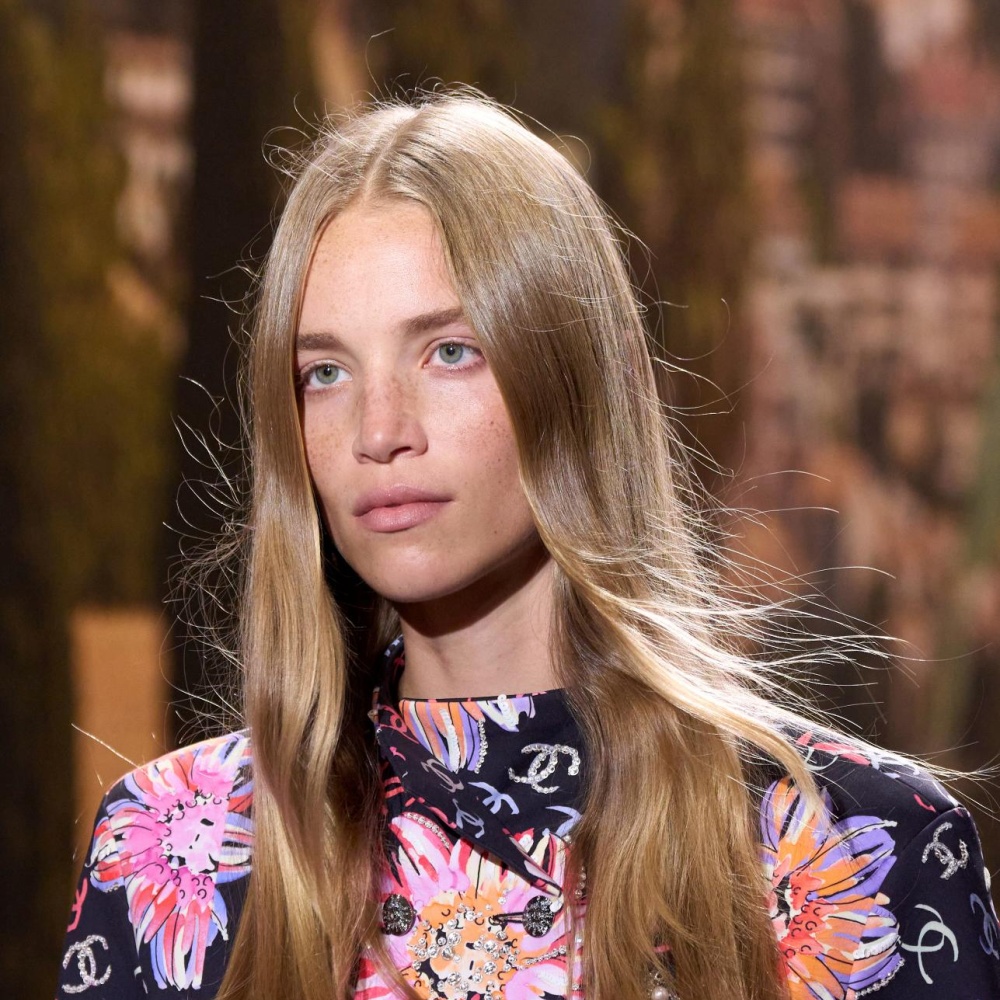 تحويل الشعر إلى لوحة فنية بخلطة الألوان للون شعر عسلي ساحر