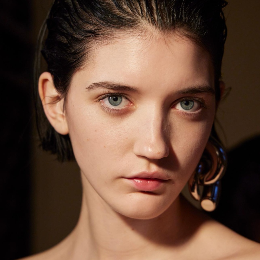 تسريحات الشعر المبللة والمسحوبة الى الخلف من دار The Attico