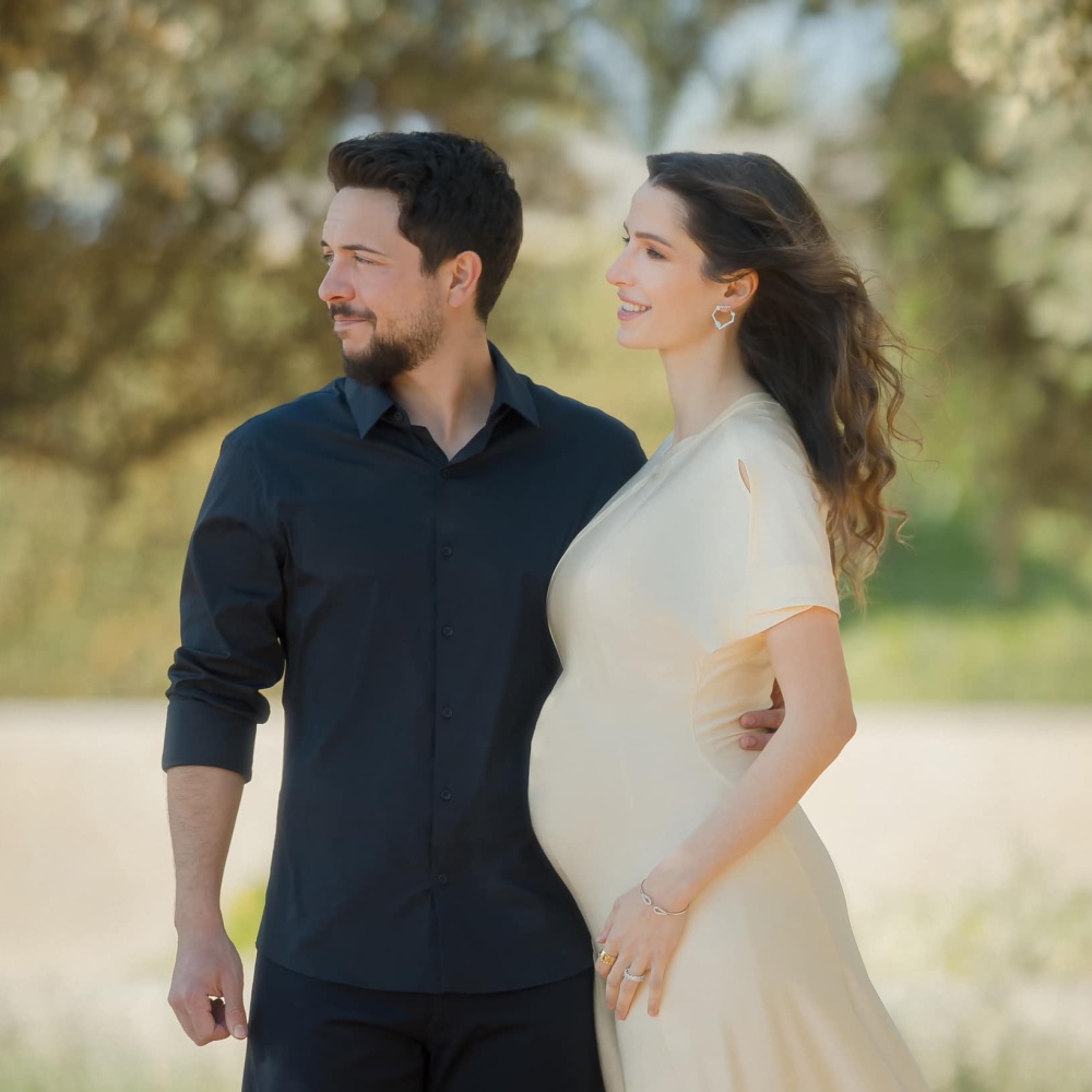 احدث اطلالات الأميرة رجوة في فترة الحمل بينها ظهورها بفستان بيج أنيق