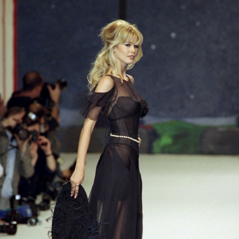 كلوديا شيفير من عروض CHANEL 1995