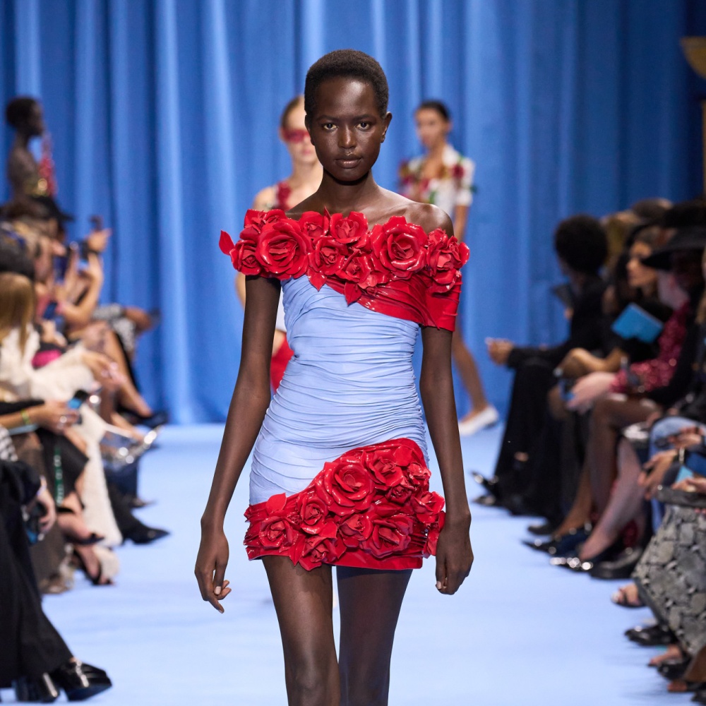 3 طرق مختلفة لارتداء فساتين الورود هذا الصيف