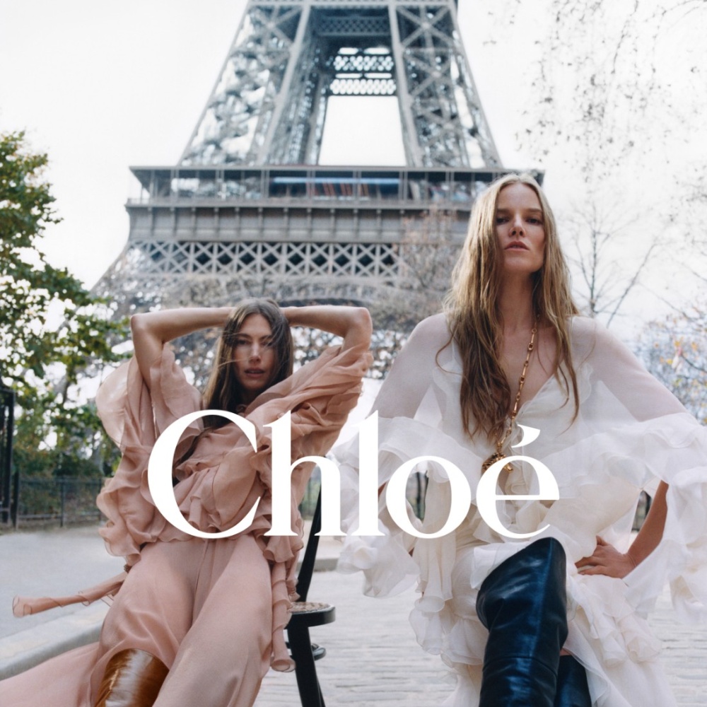 مجموعة Chloé لخريف 2024 تعكس امرأة الدار المفعمة بالأنوثة الحالمة