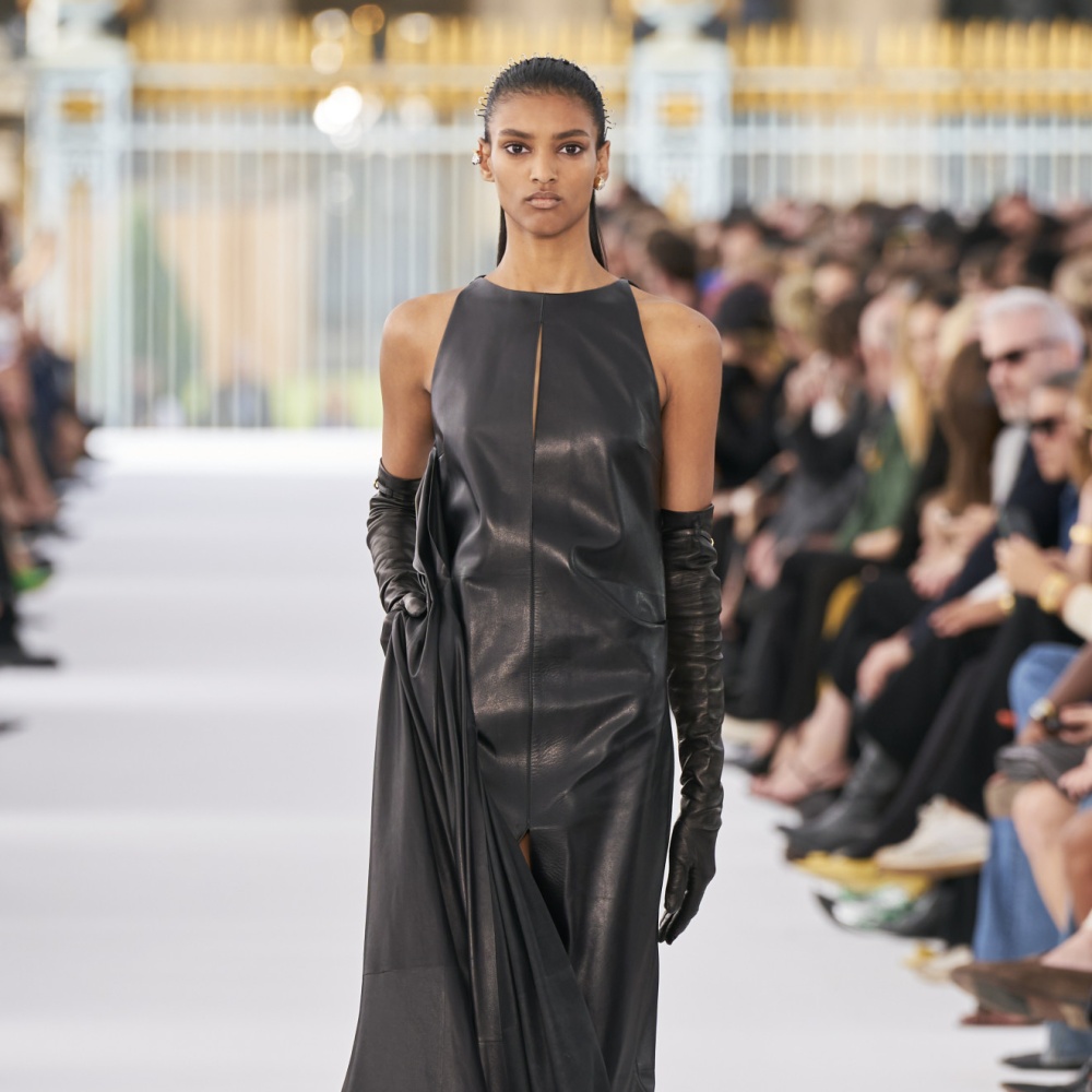  فستان جلد أسود منGivenchy