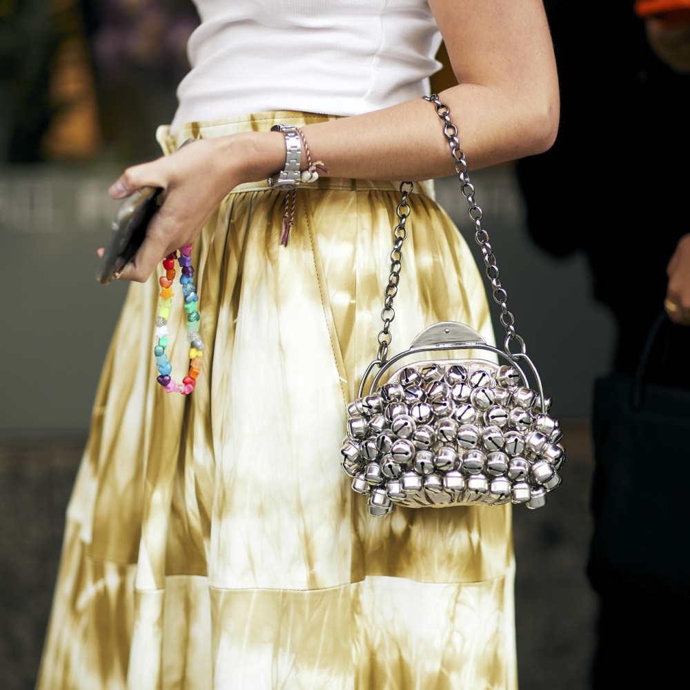 حقائب يد مربعة مع سلاسل الخرز الطويلة