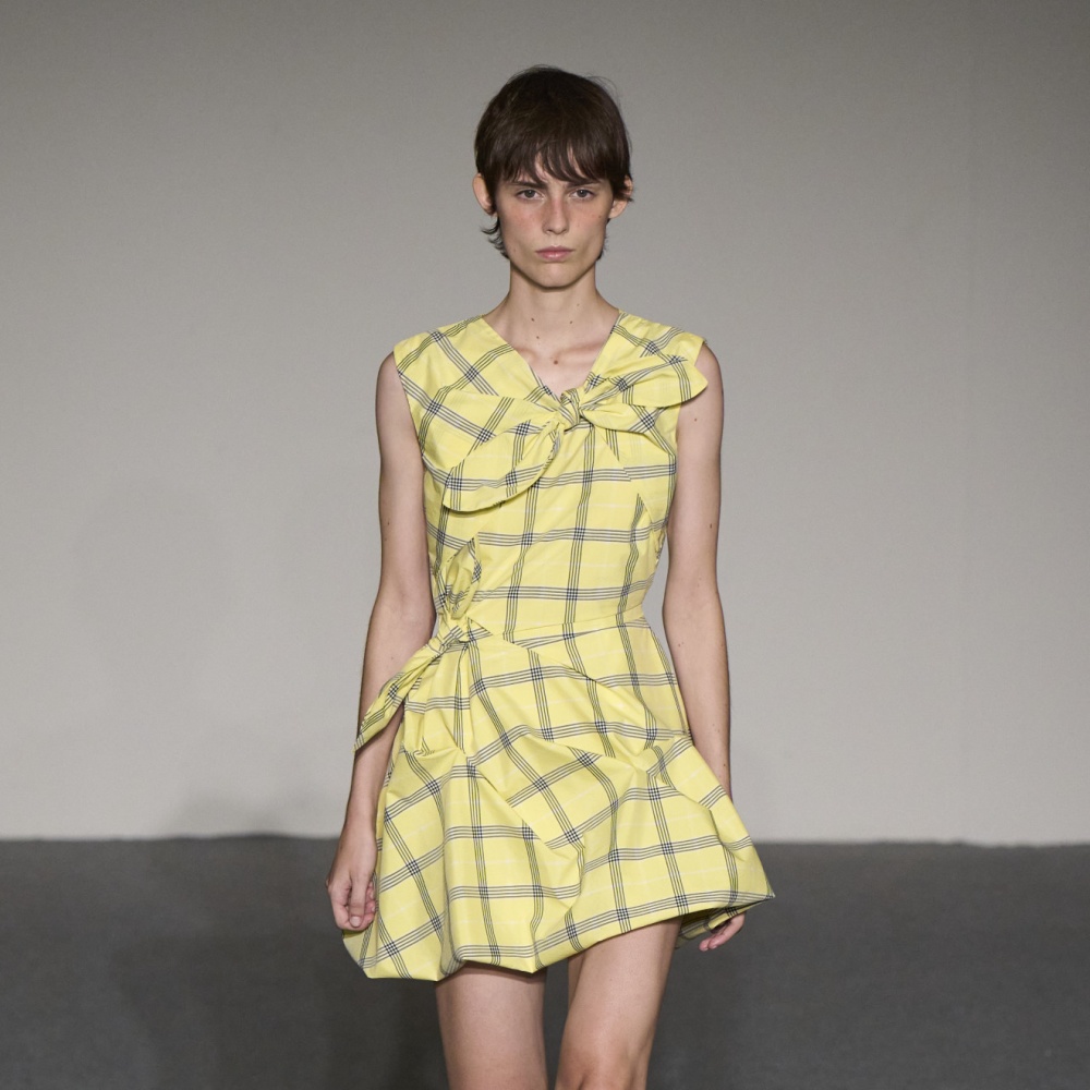 موضة الفساتين المقلمة تمنحك الجاذبية في عطلة الصيف