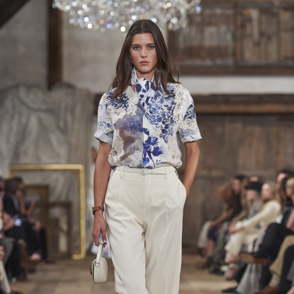 موضة البناطيل البارزة بتفاصيل الخصر العالي