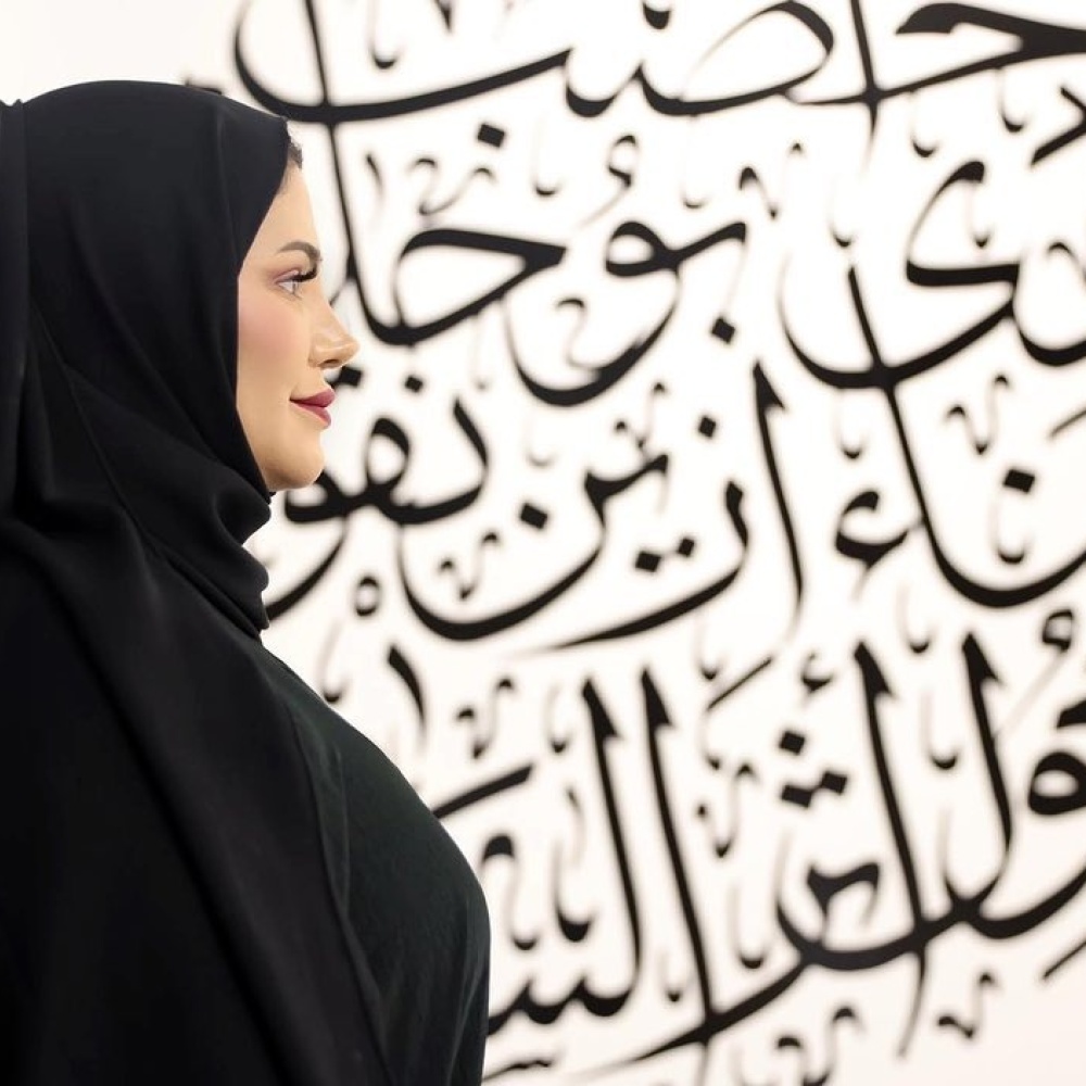 خاص لـ"هي": كيف شكلت الفنانة القطرية منى البدر طريقها الفني بين الجداريات واللوح الفنية ؟