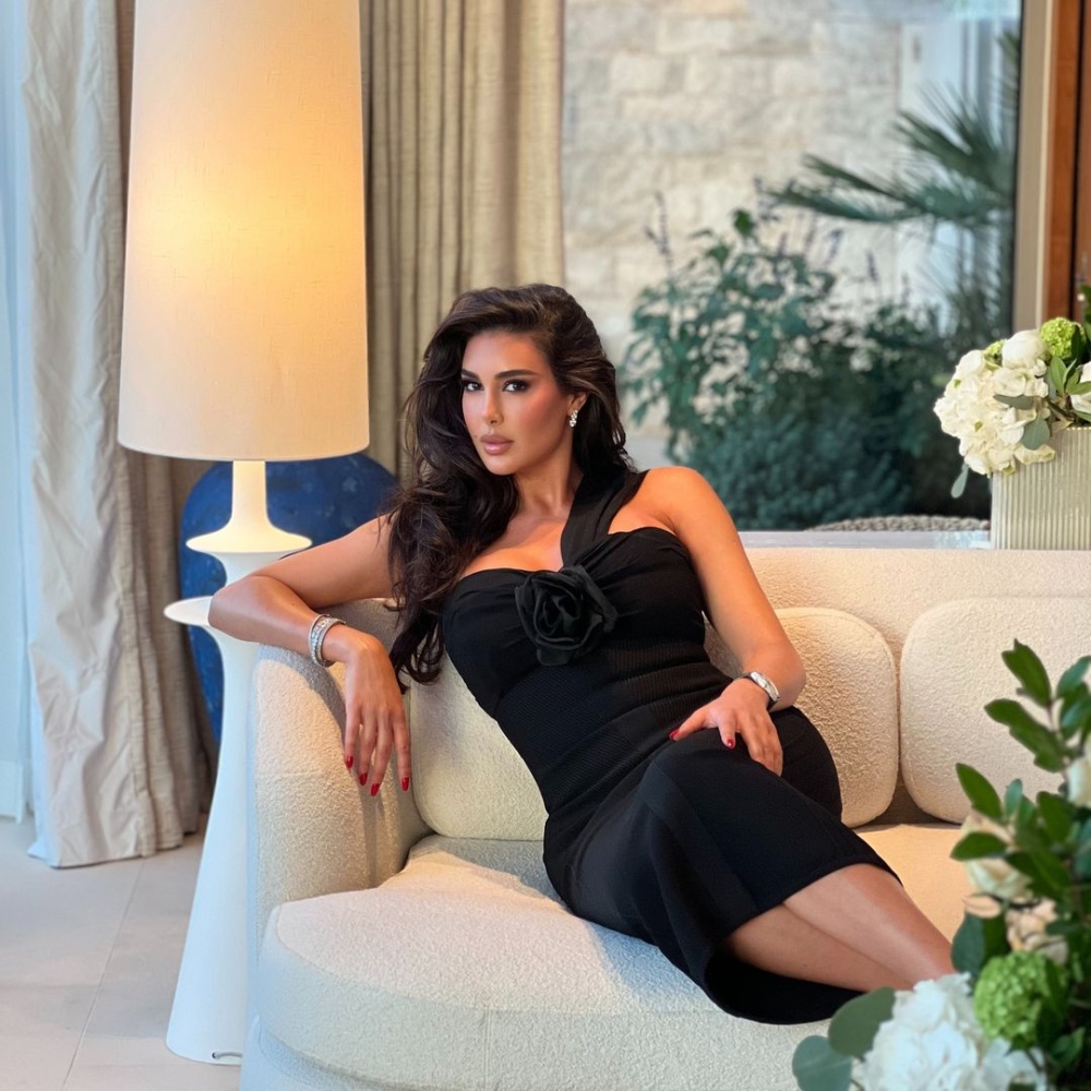 ياسمين صبري بفستان أسود بتصميم بسيط