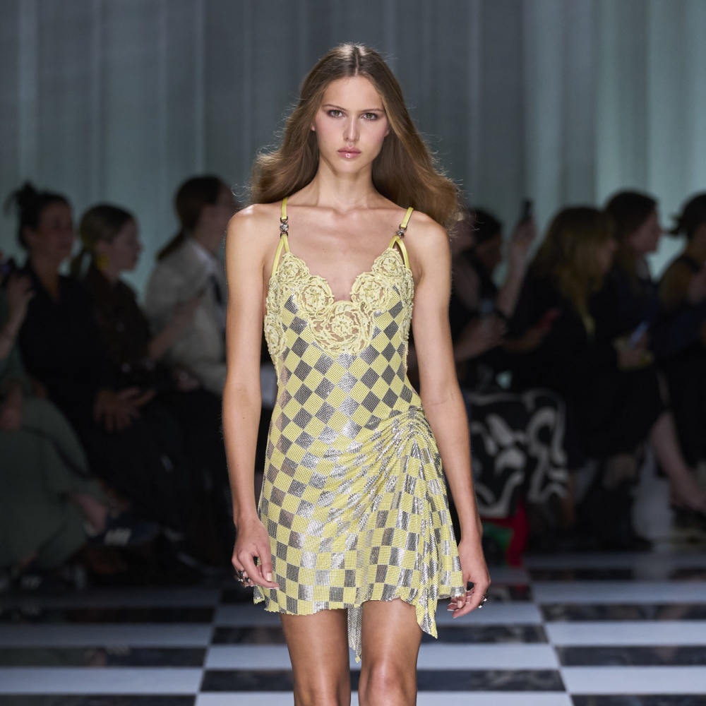 الفساتين القصيرة موضة صيف 2024  Versace