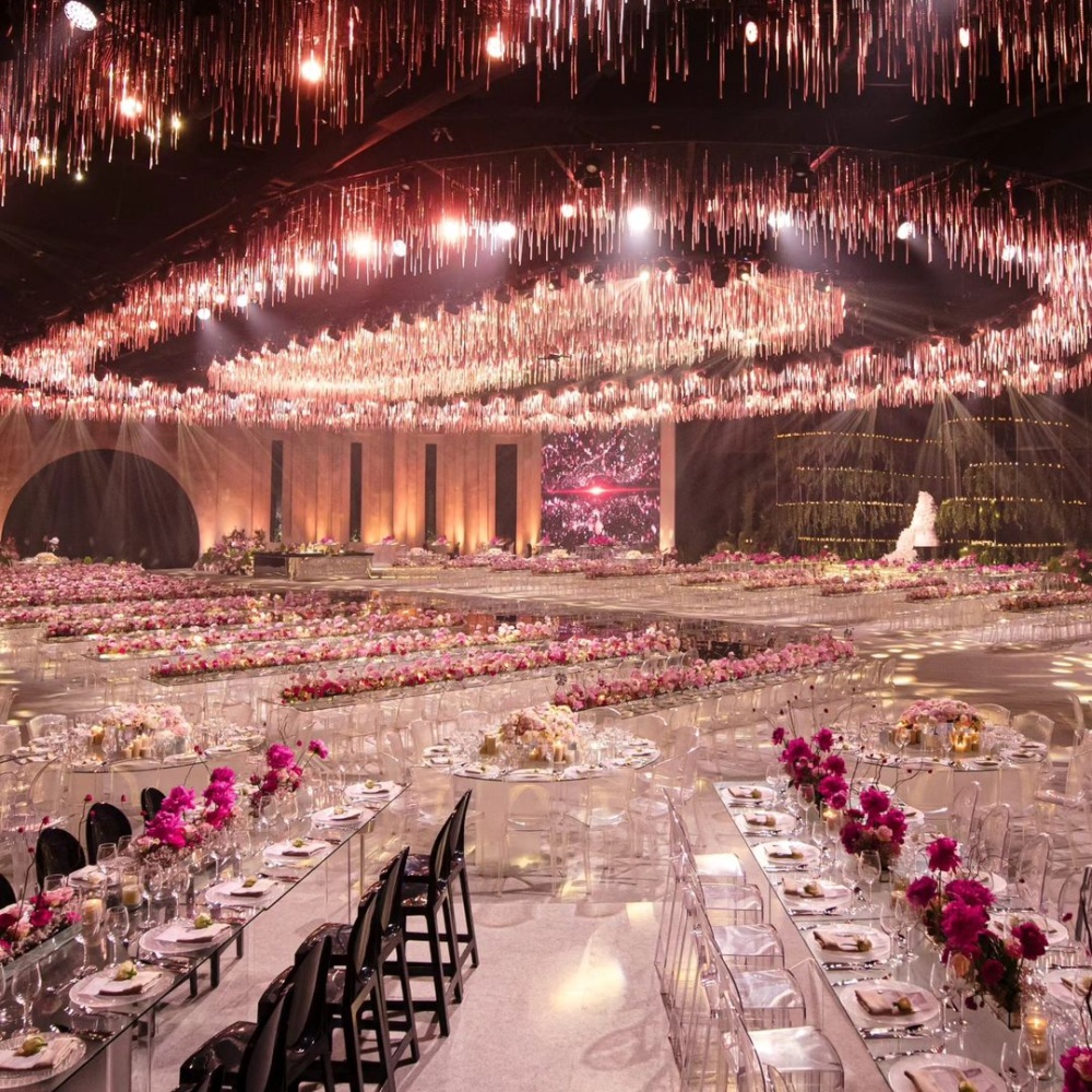 زينة لافتة في حفل زفاف من تنظيم باميلا منصور