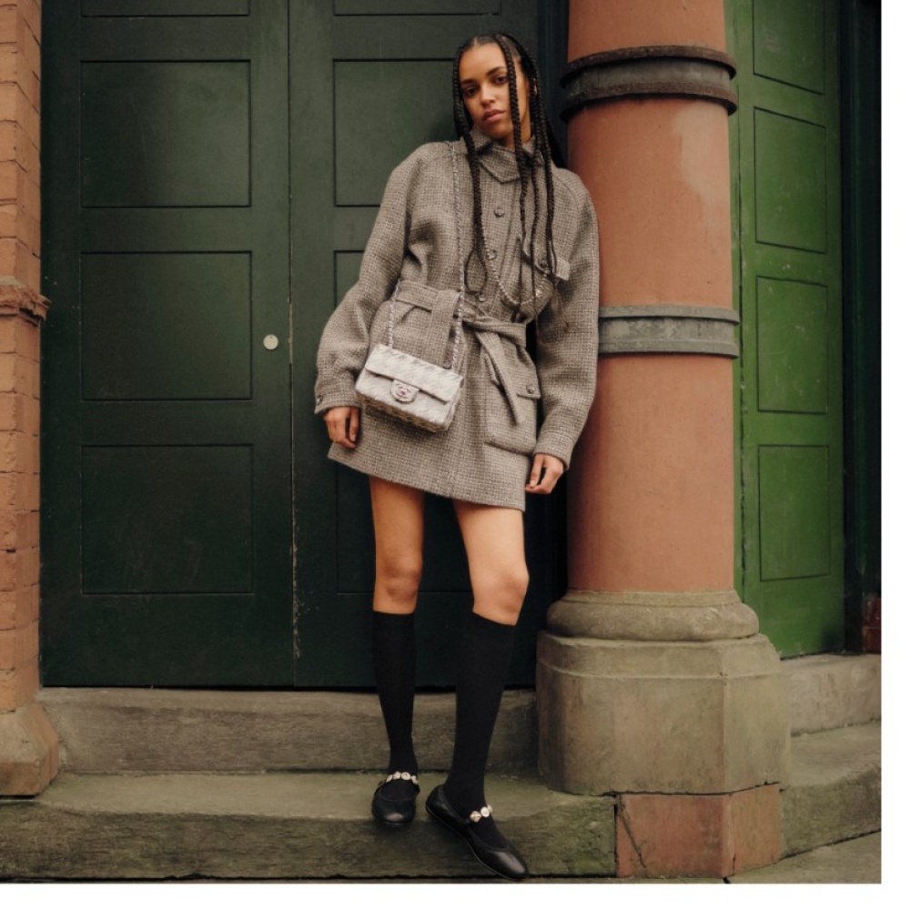 جلسة تصويرية بعنوان Northern Soul... مجموعة "ميتيه دار 2024" لدار شانيل تضفي لمسات فريدة متلألئة وأنثوية