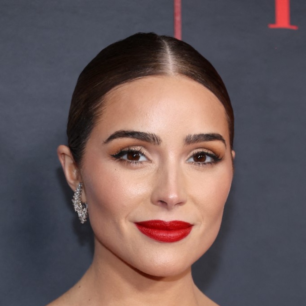 إطلالات أوليفيا كولبو تتخطى المألوف بمكياجها الملفت بمناسبة زواجها