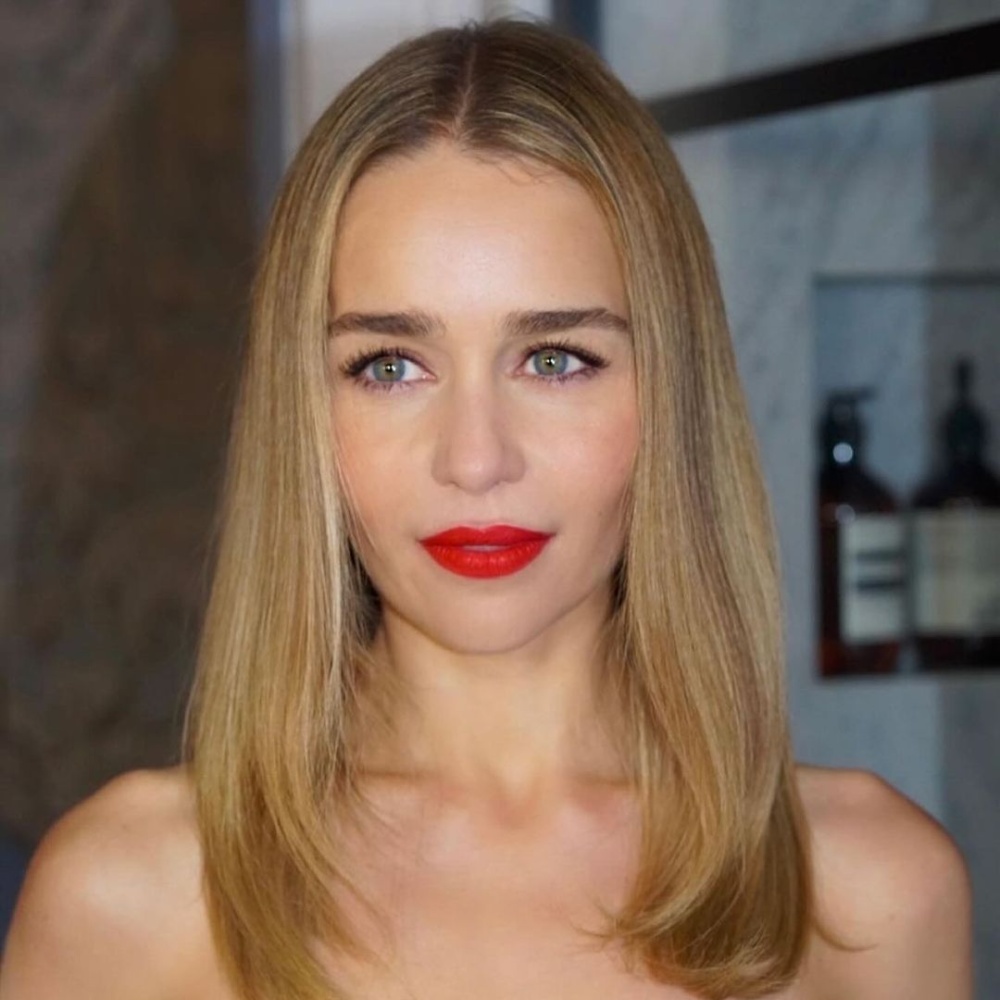 إطلالة إيميليا كلارك ترسّخ معايير الجمال الشبابية المتجددة