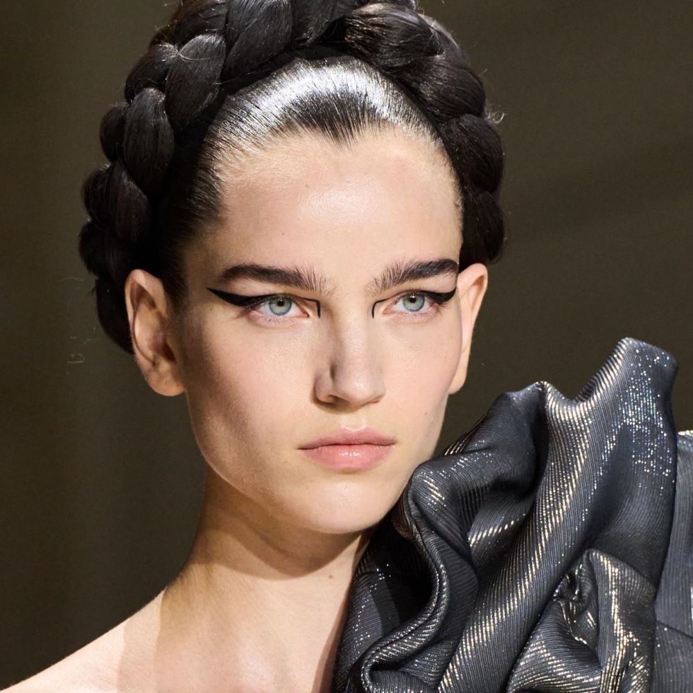 اتبعي الخطوات امقدمة للحصول على حواجب مثالية ومتناسقة مع مكياجكِ الجذاب