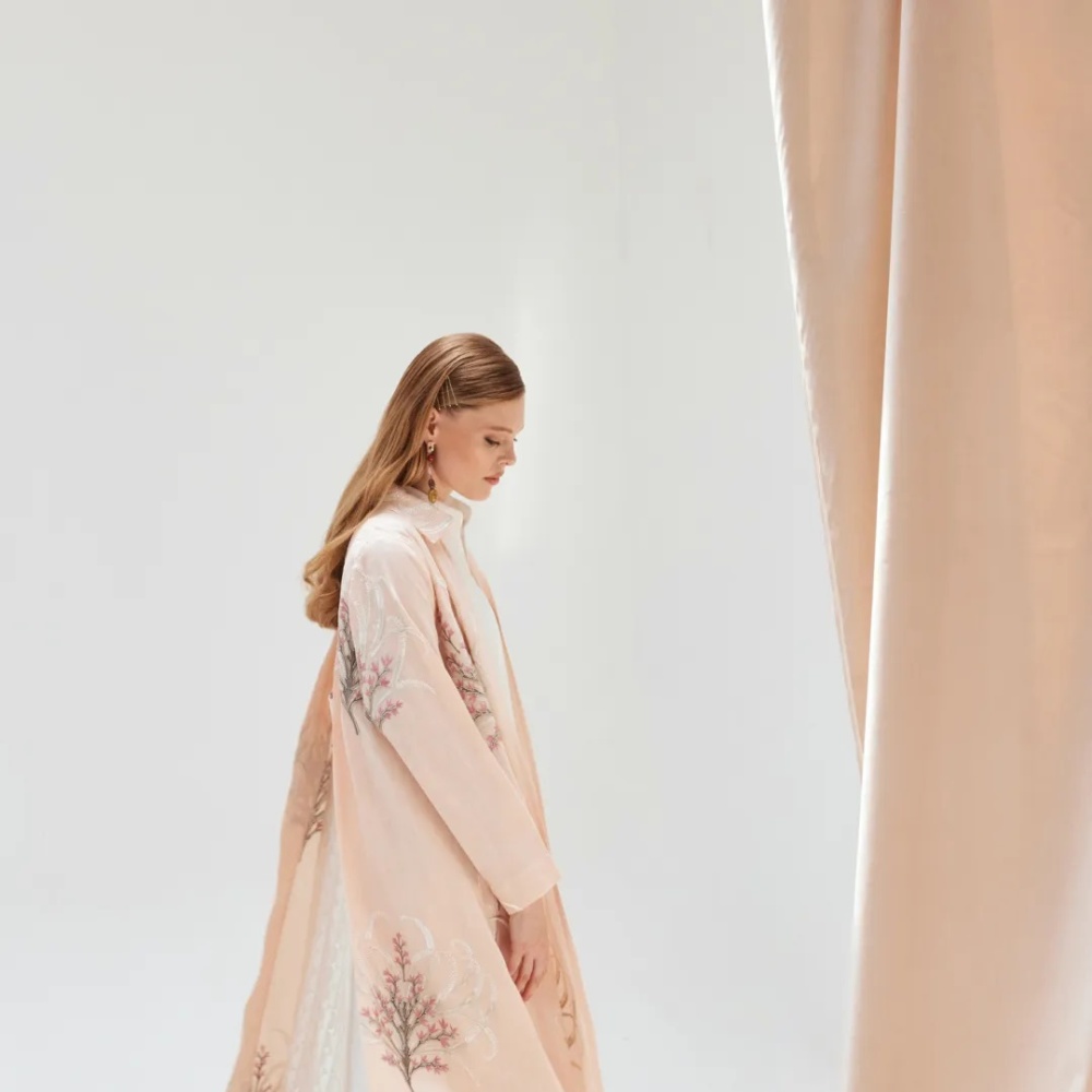 عباية كتان كاجوال من تصميم نور الظاهري