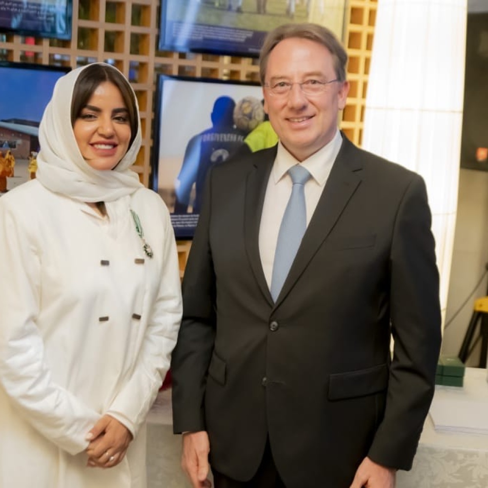 نوره بن سعيدان لـ هي أفتحر بكوني أول فنانة سعودية تحظى بوسام الجوقة برتبة فارس للفنون والآداب من الرئيس الفرنسي