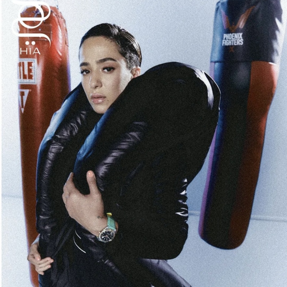 هتان السيف نجمة غلاف هيَ 