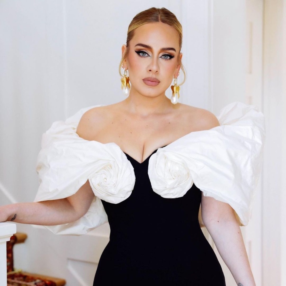 هذا هو ستايل أديل ADELE في اختيار تصاميم مجوهراتها التي تُنسّقها مع فساتين السهرة الأنيقة