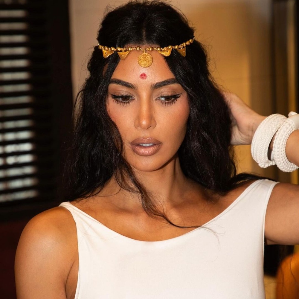 أكسسوارات شعر السلاسل الذهبية مع تسريحات الشعر المنسدلة من وحي kim Kardashian
