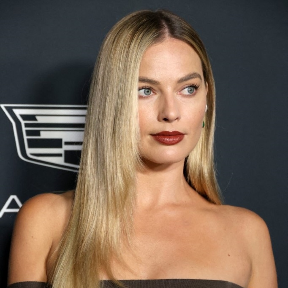 ألوان أحمر الشفاه المخملي القوي واللماع من إطلالة Margot Robbie