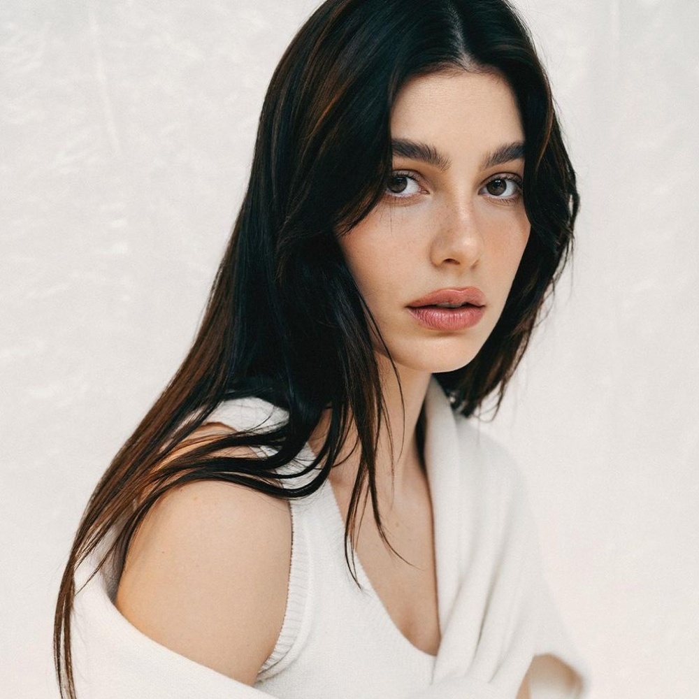 ألوان الهايلايت البني للشعر الأسود من وحي اطلالة النجمة Camila Morrone