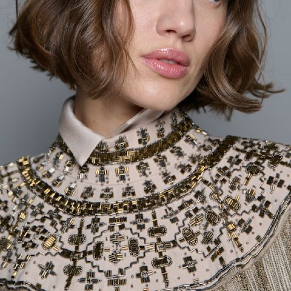 احصلي على إطلالة الشعر الويفي القصير وكوني نجمة المناسبات