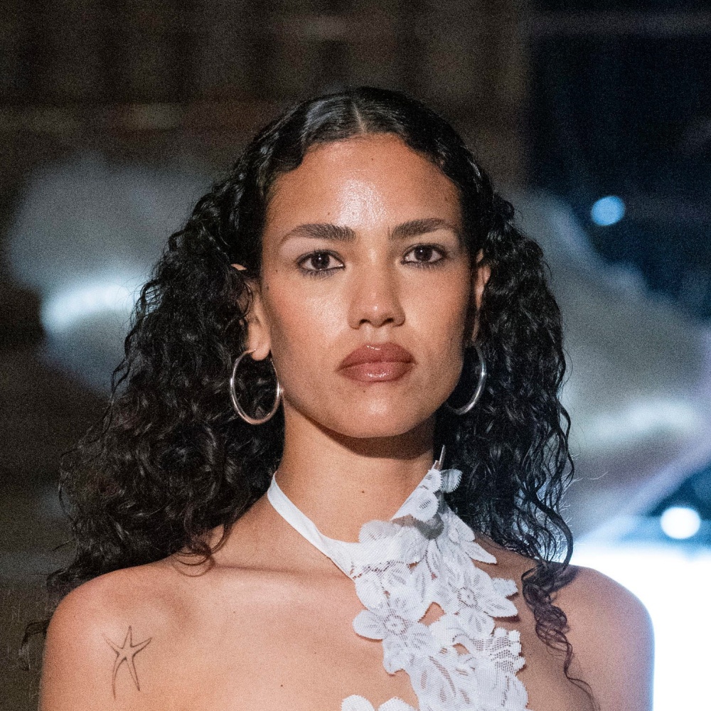 تسريحات شهر كيرلي مناسبة للصيف