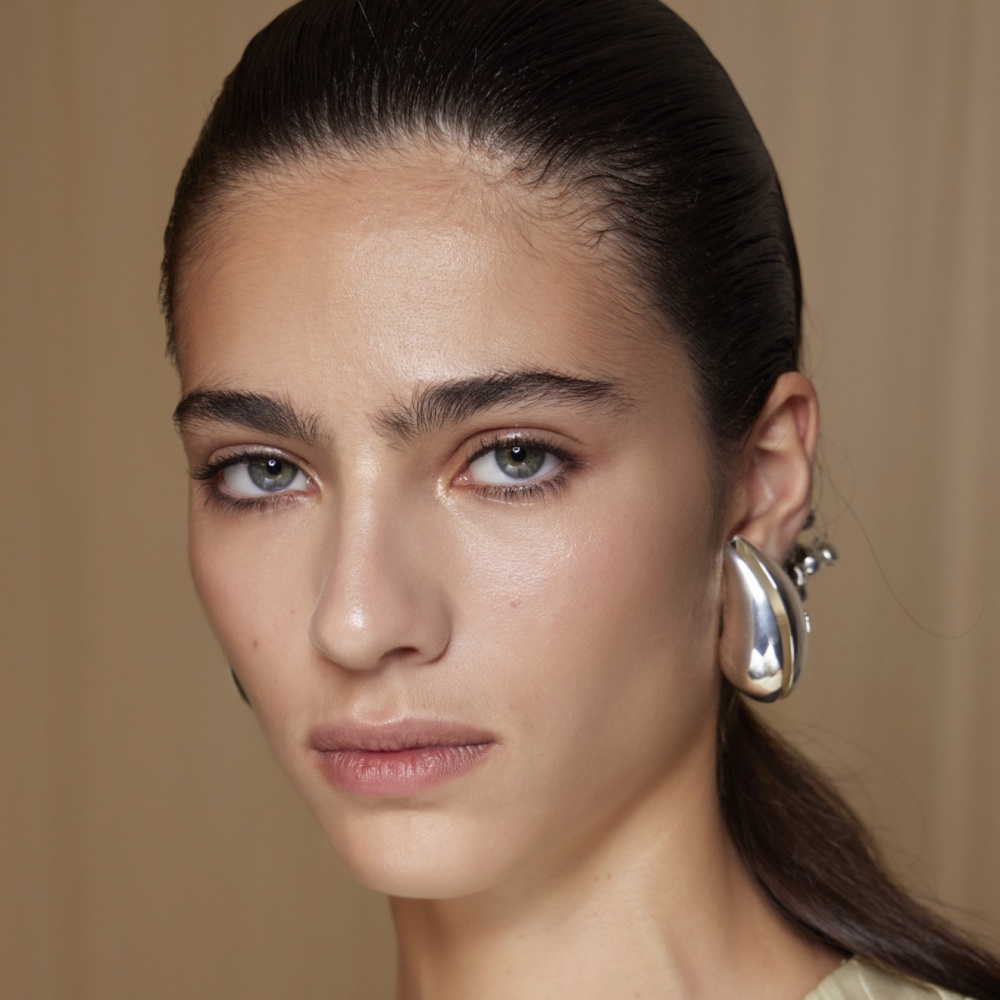 تعريض الحواجب الطبيعية من دار Tory Burch