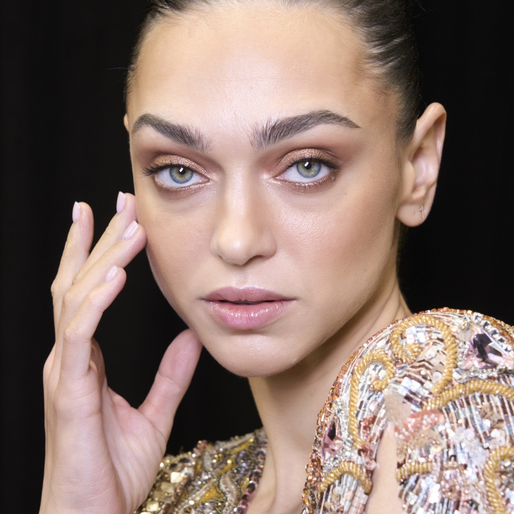 تمرير البلاشر المات بطريقة دائرية من دار Zuhair Murad