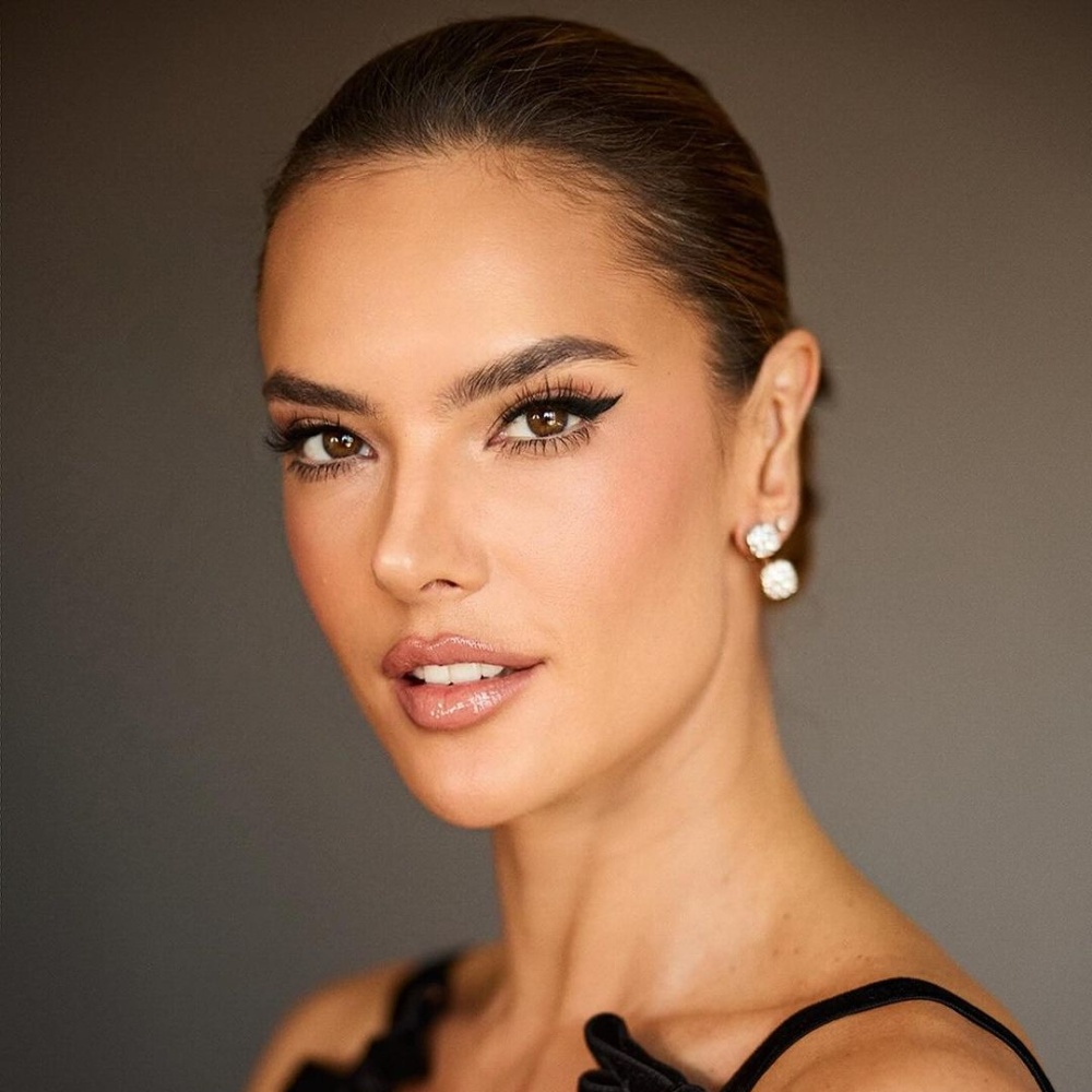 رسمات الآيلاينر المجنحة من الجهة الخارجية بأسلوب النجمة Alessandra Ambrosio-الصورة من حساب خبير المكياج Carolina Gonzalez