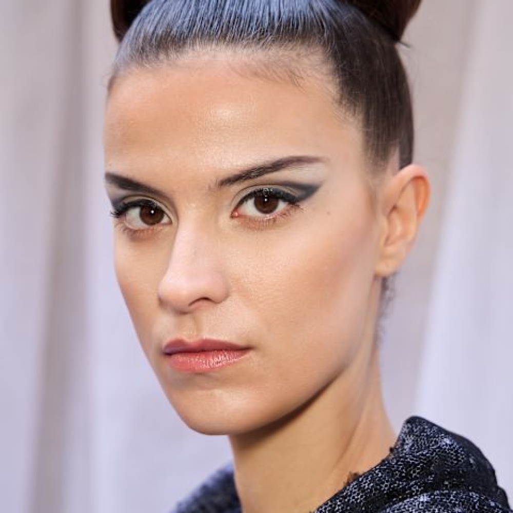 طريقة تثبيت الايلاينر اثناء حضور المباريات في المدرجات الرياضية