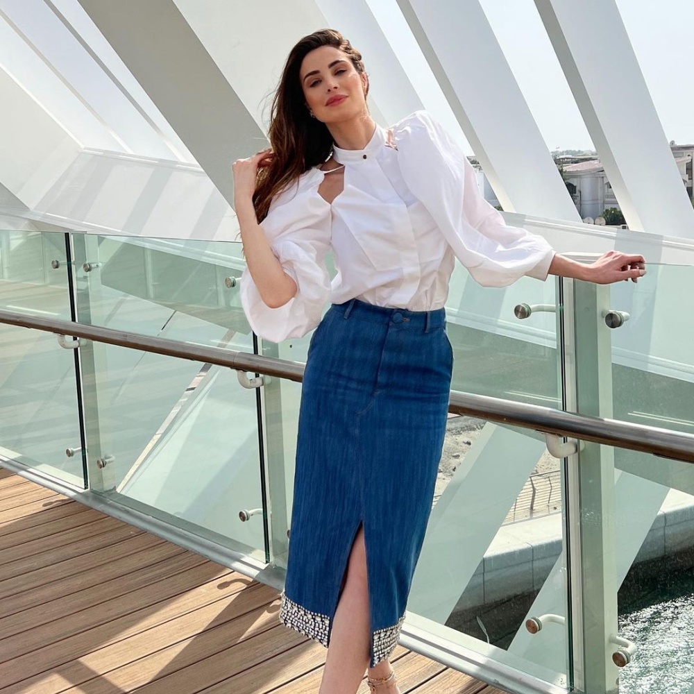 إطلالات نهارية عصرية بأفكار من الإعلاميات للمرأة المواكبة للموضة