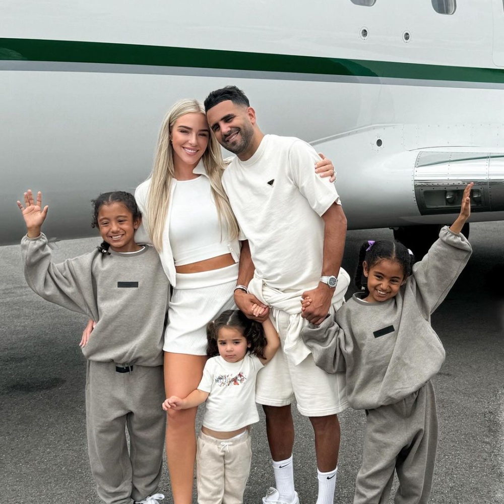 رياض محرز مع عائلته