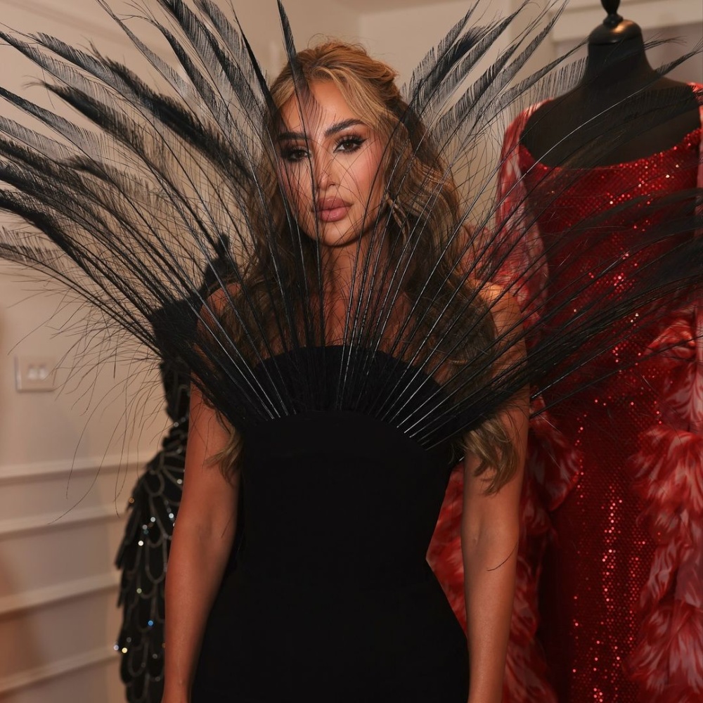 مايا دياب بفستان مغطى بالريش الاسود