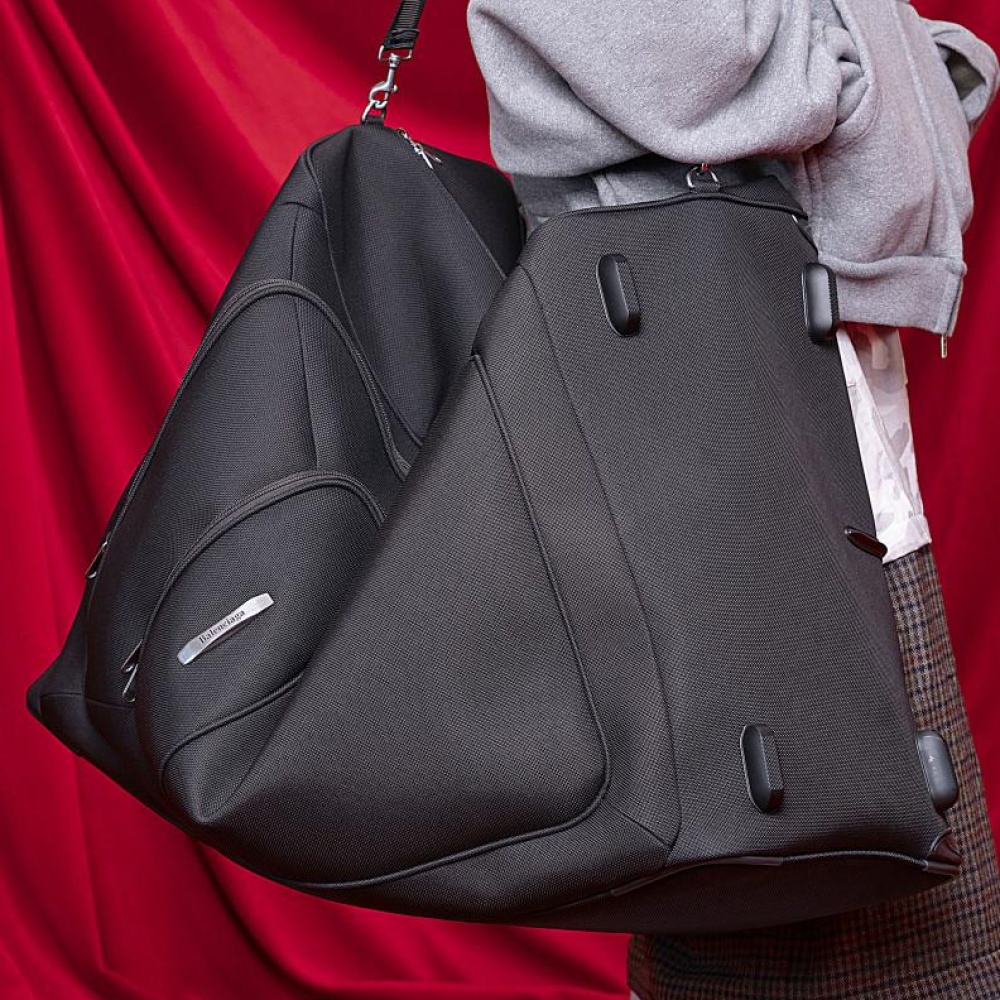 شنط سبور كبيرة من Balenciaga