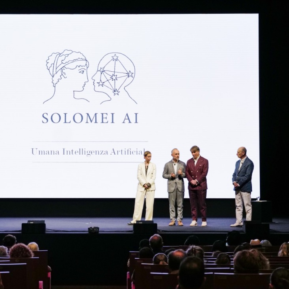 الذكاء الاصطناعي بلمسة بشرية: علامة برونيلو كوتشينيلي تكشف عن موقعها الإلكتروني الجديد