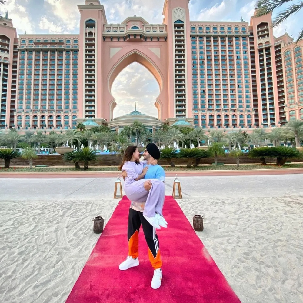 نيها كاكار  وروهانبريت سينغ يقضيان شهر العسل في دبي