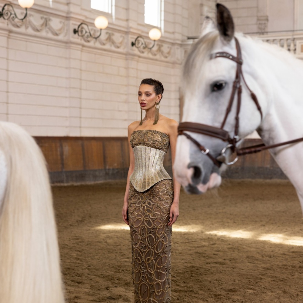 المصمم رامي قاضي لـ"هي": الحصان مخلوق جميل يتحلى بالقوة والطاقة ما يتجلى أيضًا في قوة وجمالية مجموعة "Meydan" لخريف وشتاء 2024-2025