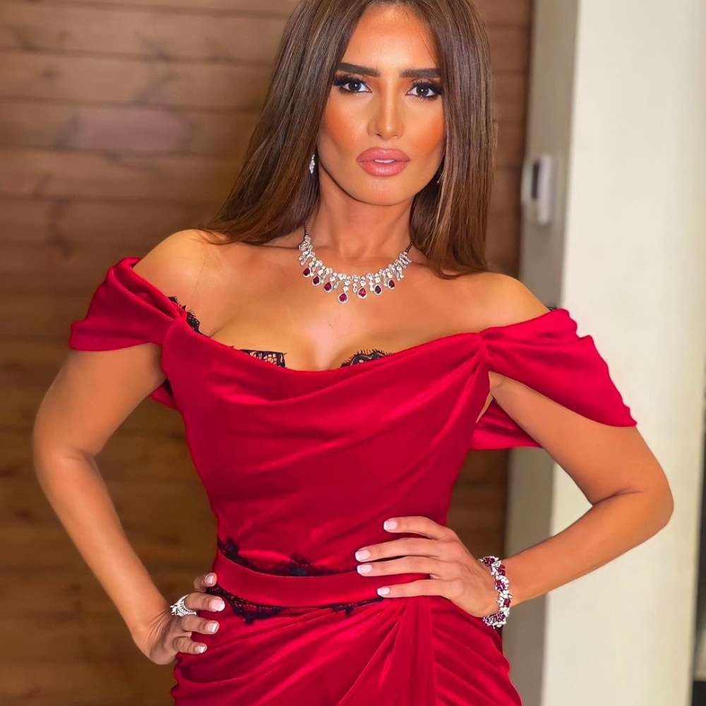 زينة من جلسة تصوير حديثة