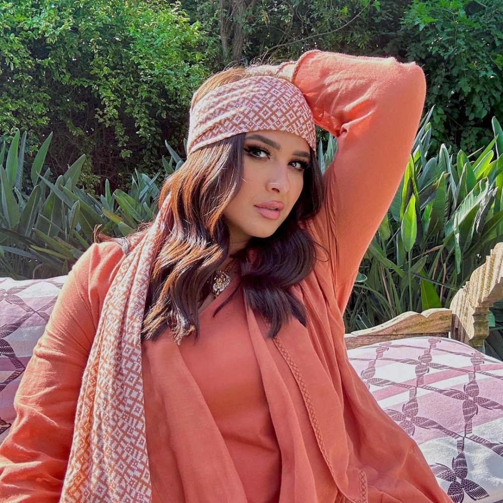 ياسمين عبد العزيز في جلسة تصوير حديثة 