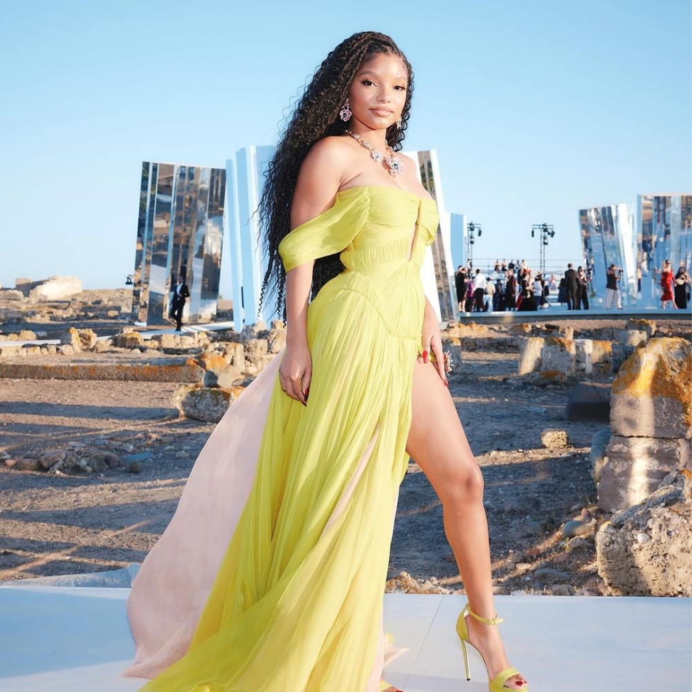 إطلالة ساحرة بالأصفر لHalle Bailey